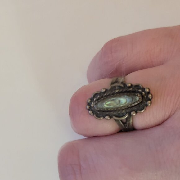 Vintage Oval Abalone Silver Ring With Intricate Detailing Size 6.5 - Picture 5 of 6